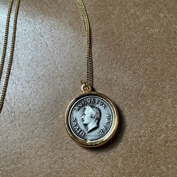 Gold & silver plated Coin charm pendant necklace
Roman coin Augustus vintage - Picture 3 of 6